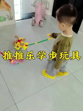 刚学会走路爸爸就安排了这款#推推乐小飞机 宝宝太喜欢了,走哪推哪,会眨眼睛吐舌头,还叮当叮当响,锻炼宝宝平衡感#母婴好物 #儿童运动#平衡感训练