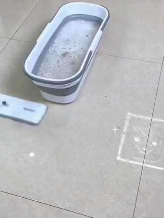 自从有了这个折叠拖把桶 每次拖地就不用来回跑去卫生间洗拖把了,走哪拖哪,不用的时候还能折叠起来不占地方#折叠拖把桶 #拖把桶 #方便又实用