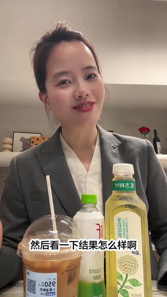 有没有喝完失眠的?举个手我看看! #真实生活分享计划 第一次点全冰没啥感觉
第二次全冰去水绝了#瑞幸小黄油美式 #全冰去水