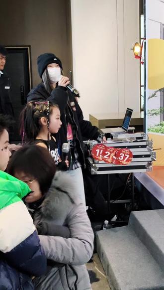 你看,她又在发光了。
#谁教的娃这么优秀😀
这一次,她没有数拍子,而是踩着节奏摇摆。笑容不再是被提醒的“表情管理”,是从心底漫上来的星光。她甚至学会了用眼神拥抱观众席,在旋转的间隙找到你,悄悄眨一下眼睛——那个曾经躲在幕布后紧张搓手的小人儿,现在正把整个舞台变成自己的游乐场。最好的掌声不是给她此刻的完美,而是给那个比昨天又多走了一步的小小身影。#每个动作都是用汗水换来的