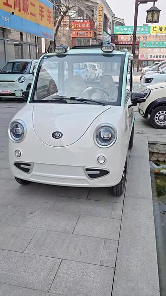 三轮车的价格开四轮,比三轮多一个车轮,拐弯更稳,安全性高一些,比三轮车跑的远!比专卖店的四轮又便宜,一样的售后质保。