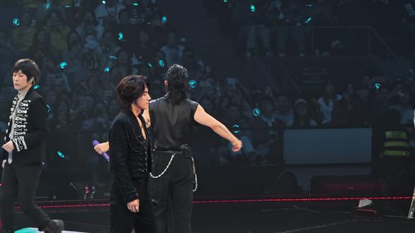 Jerry的侧面的曲线也太好看了吧,这膏腰,翘臀,大长腿,难怪吴建豪要忍不住上手了,旭就像个委屈巴巴的宝宝,敢怒不敢言,笑死我了😍😍😍😍#言承旭 #吴建豪#周渝民 #fforever#恒星之城