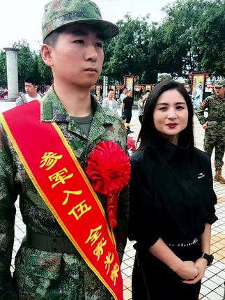 “参军入伍,全家光荣!正如古人云:‘男儿不展风云志,空负天生八尺躯。’热血青春,致敬军旅!#上热门🔥 #热血青年 #致敬军旅”#青春无悔
