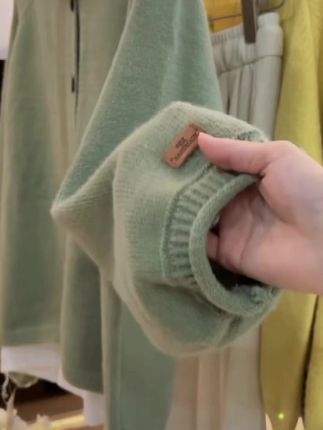#这件衣服真的太绝了,姐妹们,它是一个针织开衫来的,你看下它的整个面料,摸起来软乎乎、糯唧唧的感觉,而且穿上身特别舒服,保暖性也很好,冬天穿完全不会冷。重点是它的版型超好看,不管你是单穿还是搭配外套都很好看,喜欢的话赶紧去入手吧!…