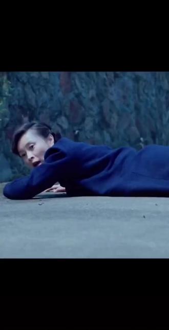 当谷正文 带特务们围住医院时,她聪明地穿上护士衣服。
她渴望回家跟女儿团聚。既然她如此渴望回家,为何黎晴让她离开时,她却不走了?
朱枫不走,有两个原因。
第一个原因,她知道自己根本走不了。
即便她听从黎晴的话,躲到山上,特务们搜不到她,势必不会罢休。她在山上又能躲多久?
之前她一直想离开,是因为她有任务没有完成,她要把情报送出去。
可是,在看到黎晴的那一刻,她知道借着黎晴的身份,或许可以把情报送出去。
第二个原因
如果她逃走了,黎晴会不会受到她连累?黎晴可是为她,亲手打死了两个特务。如果事后谷正文调查,黎晴未必能幸免。
所以,当朱枫把情报和信物交给黎晴的那一刻,她已经做好了牺牲的准备。
如果不是黎晴阻拦,或许她已经开枪自尽。
正因为她已经做好了牺牲的准备,所以她被抓的时候,表情很淡然。她甚至都没有回答谷正文一句话。
我们看到她吞金自杀,在历史上都是真实存在的。
这个出生在浙江镇海的女子,她用自己的生命,诠释了什么叫视死如归,什么叫舍身成仁。
事实上,从她看到德英跳海,主动要求到台湾来,她已经做好了牺牲的准备。
在台湾的那段时间内,她从什么都不懂,逐渐成长为一个合格的情报员。她知道自己工作的重要性和危险性。
吴石曾经认为她没有工作经验,让她离开,她对吴石说,一旦有事,她宁可牺牲自己,也不会连累同志们。#沉默的荣耀电视剧 #致敬英雄 #国产好剧 #上热门