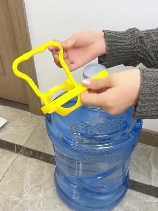 #家用提桶神器,加厚提手,轻松应对桶装水,省力提大桶矿泉水。