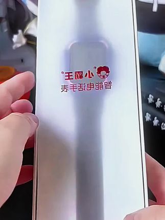 想要给孩子更好的安全感,就给它准备这款小霸王智能儿童电话手表吧!支持AI智能语音助手,可以随时随地帮助孩子解决问题;还有360°旋转摄像头,让孩子记录生活点滴。#智能手表 #电话智能手表 #科技改变生活 #儿童手表