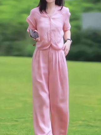 #愿我的作品能带给你愉悦的心情 #记得给我点赞 #新款时尚两件套#时尚大方得体