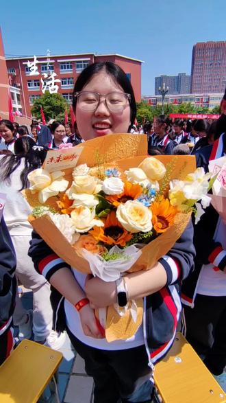 #再过8天,警车为你们开路,工地为你们停工,交警为你们护航,特警为你们护送试卷,考点道路交通管制,所有汽车禁止鸣笛,全世界都在为你们的未来让路,所以你们从来都不是孤军奋战,乾坤未定,你我皆是黑马!祝今年高考的学子们都能马到成功、金榜题名!以梦为马,不负韶华!
#高考战旗 #金榜题名 #高考倒计时 #学子必胜为十二年的寒窗苦读画上圆满的句号✊🏻✊🏻✊🏻