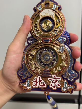 谁能拒绝这么好看的冰箱贴啊?这个福禄京华冰箱贴采用的是炫光动感的工艺,还是磁吸的设计,不仅好看还实用,把它送给朋友或者家人,他们一定会非常喜欢的。