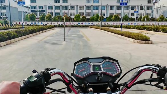 摩托车D证科目二共三个项目,绕桩、单边桥和半坡停车起步,第一视角带大家感受一下。
#摩托车驾照 #摩托驾驶考试 #科目二 #D证