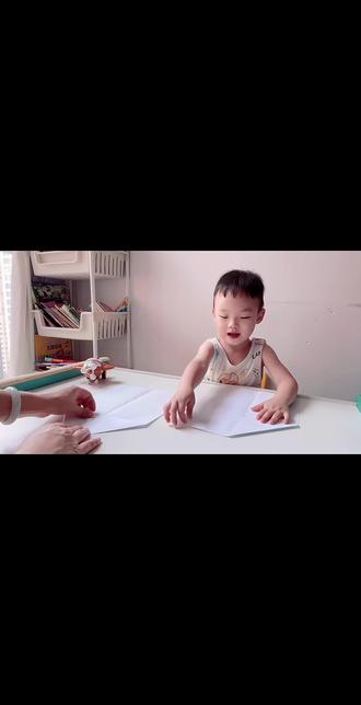 🔥5分钟的亲子手工,用纸飞机✈️让娃爱上动手动脑😎
🧚♀️哈喽吖!我是把早教搬回家的阿琦妈妈👩🏻 一张纸的快乐,就是这么朴实无华!快带娃试试,看谁折的飞机飞得更远!🏆
成本0️⃣:一张废纸就行!
✅ 时间快⏱️:几分钟搞定,不费妈!
✅ 娃超爱❤️:飞出去那一刻,成就感爆棚!
✅ 偷偷锻炼娃的“第二大脑”——手!🤲
你以为只是玩?大错特错!
✨ 锻炼小手精细动作:折、压、对齐... 每一步都在悄悄锻炼手指灵活度和力量!
✨ 提升手眼协调能力:眼睛看着线,小手要折准,完美配合!
✨ 培养专注力和耐心:完成一个“作品”的快乐,娃懂!
✨ 低成本高质量亲子时光:一起折,一起飞,一起笑!🎉
#亲子 #早教 #手工 #折纸 #动手动脑
