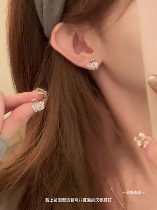 哪有女生能不喜欢天鹅耳钉啊 满满的锆石镶嵌上耳超闪超精致,搭配小香风毛衣裙子大衣轻奢高级感拉满,简直就是我的人生耳环啊#耳环搭配技巧 #耳饰分享 #秋冬穿搭 #饰品搭配不能少 #秋季主打简单干净氛围感