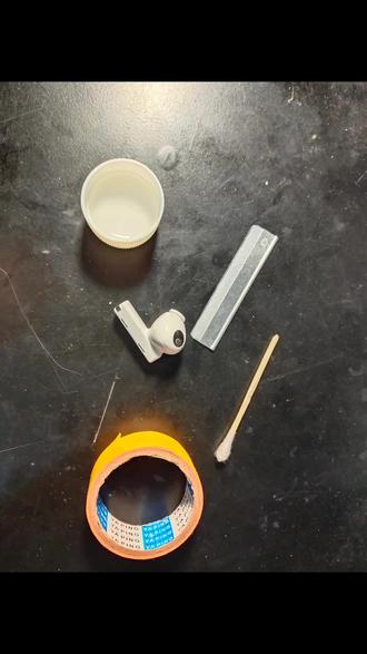 华为freebudspro换电池!!! 要用到酒精 纸胶带(可有可无)镊子 电烙铁 吹风机(热风枪) 剩下的就是换电池 电池无需买特别好的 用酒精将胶水软化除去 用电烙铁将耳机线点掉 将电池的线也点掉 将主板与电池分离时要慢 可使用酒精 但要少量多次 拿下旧电池 换上新电池 按拆除时的顺序反向安装把所有排线安好对齐孔位按紧 连接手机 测试一下是否通电 放回电池仓查看是否充电 检查安全后 用B7000 胶水在耳机壳边上挤上胶水 一定都不能多!!! 否则会堵着麦克风 无法收音 进行降噪和透传模式 如果封胶不好漏气 会啸叫 刺耳 同样无法实现模式 方形部分也是 一定不能多 多了会使触摸无法使用 胶水打完后要用纸胶带将耳机裹紧 此步骤是为了将壳与壳之间的缝隙密封 (保压) 一定要裹紧 最少裹紧静置 12 小时最好是 24 小时 此刻华为freebuds pro1 的耳机电池便已换好 你可以的 加油#华为耳机 #华为freebudspro 自己换电池教程#动手能力强的人 #新手第一次制作视频