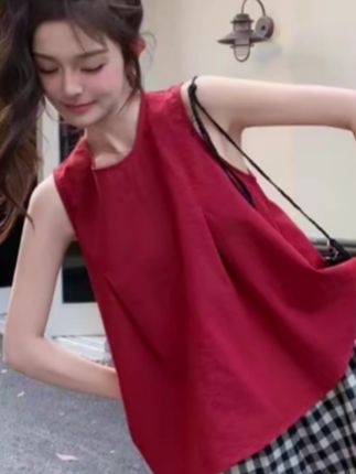 姐妹们挖到了一件巨遮肉的松弛感上衣,宽宽大大的版型真的巨能藏肉!背后是交叉绑带的设计,有一点小性感,还不会走光。面料柔软舒服,穿上身就很透气,夏天穿也不会闷热,随意搭配一下就很好看,上身就是那种毫不费力的松弛感,喜欢这种风格的姐妹可以试试。#夏季穿搭 #高级感穿搭 #女装 #百搭上衣 #夏天穿搭