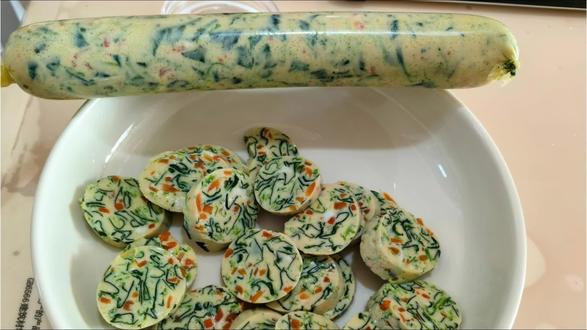 #在家做美食 东北坐席必备鸡蛋肠之家庭版蔬菜蛋肠