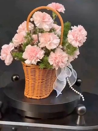 #插花 收腰花篮女神节母亲节护士节教师节各节花艺沙龙都可用小蛮腰花篮#插花艺术 #花篮 #花艺设计