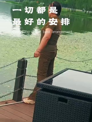 1. 所有看起来的幸运,都源自坚持不懈的努力。那些熬过的夜、流过的汗,都在为你的未来积攒能量。别放弃,你所期待的美好,正在路上。 2. 你背不下来的书,总有人能背下来;你做不出来的题,总有人今天努力完成。那么不好意思,你想去的学校也只能别人去了,你想过的人生也只能别人过了。请逼自己优秀,然后骄傲地生活 。 3. 生活不会辜负每一个努力的人,哪怕此刻你觉得举步维艰。那些看似不起波澜的日复一日,会在某一天让你看到坚持的意义。请相信,你的付出都有价值,你的坚持终将美好。