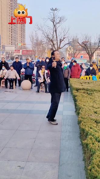 德州世纪广场的热闹,是歌声与掌声的交响曲🎶。表演者用热情点燃舞台,观众用欢呼回应精彩。唱歌好听,氛围满分!#表演我是认真的走到哪里都是舞台 #唱歌#原创视频