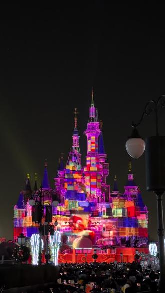 上海你好冷啊,让烟花秀给你提高点温度,点燃冬日的激情#迪士尼烟花 #迪士尼