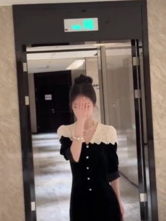 这条赫本风小黑裙真的太绝了,姐妹们穿上它简直变身气质女神!它的版型超级显瘦,上身效果超赞,不管是单穿还是内搭都美炸了!而且超级百搭,随便搭个外套就能出门,分分钟搞定穿搭,让你轻松拥有高级感,尽显优雅魅力#秋季新款 #今日分享 #穿搭技巧