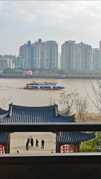 #每日记录真实生活
【温州vlog】三游江心屿
没有想到这一次变化会这么大,建了新的码头,可游览得地方变的更大了
码头对岸得宋街可以逛吃买文创,穿过宋街的免费儿童乐园真的很适合遛娃,带着帐篷来露营也是极其安逸的
江心屿这下是真的要用足足一天的时间来逛了,不变的依旧是文化底蕴,商业化是为了更好和现代化交接,逛完至少2万步+了#抖出你的家乡美景 #江心屿 #温州旅游 #发现宝藏小城