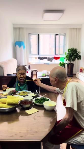 老一辈人爱吃的,往往都是那些最自然最朴素的食材,这些食材也往往采用最简单的做法:烀、蒸、烫、水焯等等。其实,烫也是水焯的一种方式。
水焯,这个看似简单的处理步骤,暗藏着中国烹饪千年的智慧密码。科学研究显示,正确的焯水可减少蔬菜中 60% 的草酸、30% 的亚硝酸盐,同时提升蛋白质的嫩度,还能最大限度的保存营养成分。
新鲜苋菜正当时,早上采下来的苋菜经过洗净水焯后,蘸酱吃那口感叫一个绝美。烀大茄子土豆,用东北大酱一拌,每口都是那么好吃。大豆腐用水烫一下,不仅去腥,还能使大豆腐更加鲜嫩。夹一小块抹上一点儿大酱送入口中,浓浓的豆香扑鼻而来。
由于时代的进步,现代的人们用电饭锅做饭已经成了常态。但你要是用传统的饭盒蒸饭,和苞米、茄子、土豆一锅出,就会发现大米饭也就有了小时候的味道了。#今日午餐 #舌尖上的美食 #蘸酱菜 #山野菜 #我的厨房日记