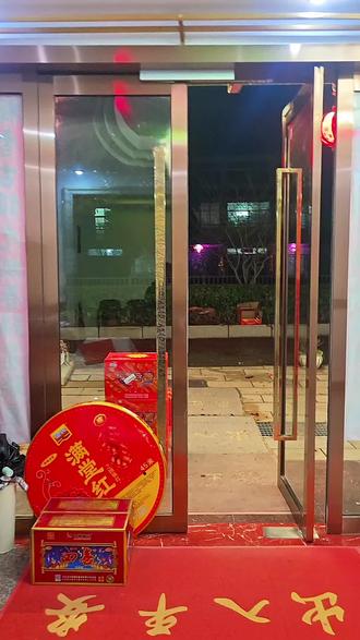 大年初一给家人们拜年啦!马到成功!马上有钱!天方未亮祥瑞洒满我每一步征程,家兴业旺,岁岁平安。辞旧岁,迎新春,马年踏歌而来,愿自已如骏马奔腾,在新的一年里前程似锦,家和万事兴。金马扬蹄,福气临门!今朝邹氏家族男女老少聚集祠堂团拜,不仅为传承家风,更为祈愿来年。愿马年好运如潮,奔涌向每一位家人,健康常伴,喜乐长随,日子越过越红火!马踏祥云至,福随春意来。家族兴旺如长河奔流,年年有今日,岁岁有今朝。家族如骏马奔腾,前程似锦,团拜之际,共祈新岁安康,福泽绵长,香火袅袅传承好的家风,人财兴旺!值此马年新春,愿族人同心同德,如春风化雨,润物无声,岁岁皆欢愉!