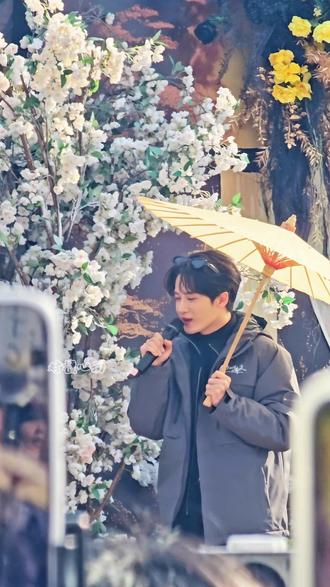 十年前你在秦王宫做梦幻想自己的未来会是什么样,十年后你站在秦王宫,看着满场的小炭火为你应援的盛大开机仪式#檀健次 #何不同舟渡 #谢却山 #横店开机 #何不同舟渡开机