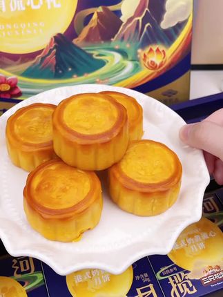 #美食测评@DOU+上热门 #强烈推荐  宝子们这个三只松鼠流心月饼确实不错,心动的赶紧来瞧瞧呗!