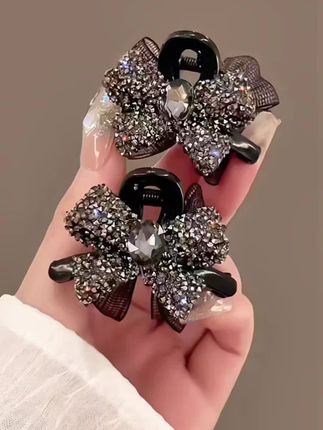 这是一款双面蝴蝶结小抓夹,闪闪发光甜美风范,洋气又减龄#抓夹#头饰发饰#蝴蝶结抓夹#美出高级感@DOU+小助手