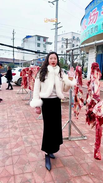 正阳的老乡告诉你们个好消息亿洋农厂自家养的牛今天开卖了啦!牛肉28一斤,牛排20,牛骨头才10块,位置就在一高红绿灯拐角这#爱心传递从我做起 #上热门🔥