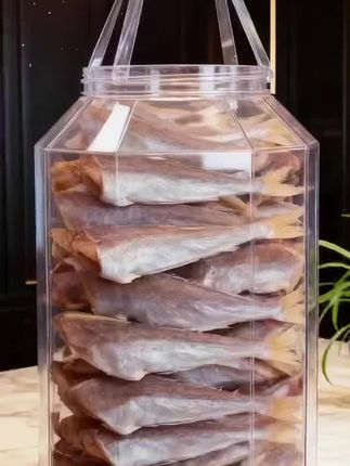 越嚼越香的红娘鱼干太解馋了 拆开袋就闻到海味香,鱼干肉质紧实不柴,每一条都带着自然的鲜,多种做法,嚼起来有韧劲,越嚼越能尝到深海鱼的本味,没有多余碎刺,吃着特别放心。 平时追剧当零食,或者配粥配饭都合适!#海鲜 #红娘鱼干 #快来一起尝个鲜 #妈呀太香了 #超便宜超划算 @抖加🔥上热门🔥dou+🔥热点宝 @DOU+小助手