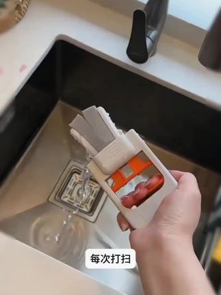 被我找到了这个#迷你海绵拖把还是第一次见!好好用!单手就能操作不用洗抹 布手都不用沾水!脏了清水冲一冲就干净!#免手洗