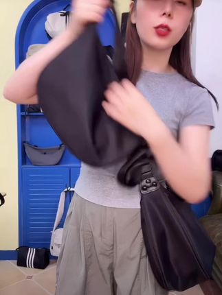 铆钉加固防水单肩斜跨包通勤时尚运动健身简约百搭休闲包饺子包