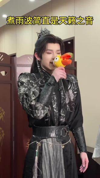 #清明上河园煮雨波 #人类对清明上河园开发不足百分之一 #古着穿搭 @抖音小助手 @DOU+小助手 @煮雨波 大家都在夸你可爱那我就不夸了哈,此人唱歌🎤耸肩膀,煮雨波的肩膀能重新组装一下吗?我强烈支持大家去他的肩膀上跳舞。