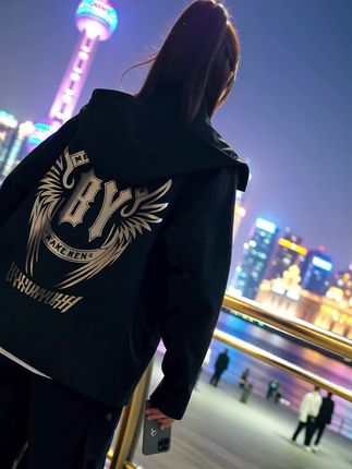 宝贝!记住我的背影了吧!#潮牌男女同款 #穿出高级感 #炸街穿搭 #潮牌 #外套穿搭