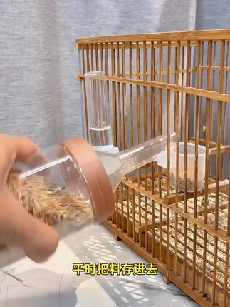 养鸟的朋友们注意了,千万不要再这样给小鸟喂食喂水了,不仅容易弄脏小手,还特别占地方。快试试这个养鸟必备的加水加料罐吧!它小巧精致,不占空间,而且还是双层的,可以同时实现干湿分离,简直是强迫症患者的福音。有了它,再也不用担心会弄脏鸟笼了。