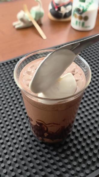 苦巧咸酪碎银子被我复刻出来了 别想再让我花23去喝了,自己在家就能做出来一杯浓郁又好喝的苦巧咸酪碎银子啦
#喜茶复刻 #苦巧咸酪碎银子 #可可牛奶 #自制饮品