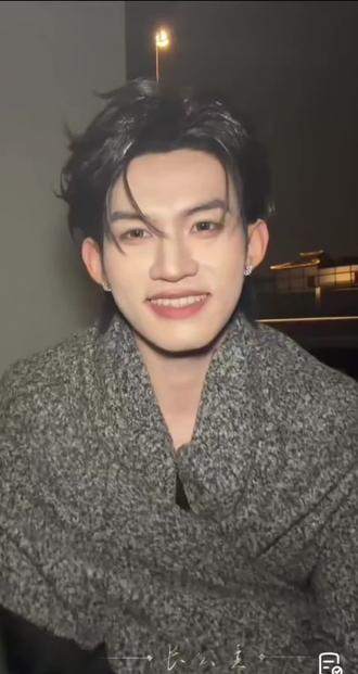 er 直播第二弹,小高直播的时候说一抬头就看到那么一大片救赎感很感动,但是,你感动为什么要把我们当兄弟呢?是怕我们抢你哥吗?嫂子开门,我是我哥#触及真心 #云旗#小星河