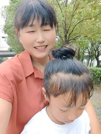 今天妹妹不高兴了,妈妈上班奶奶接你不是一样吗?哭什么呢#