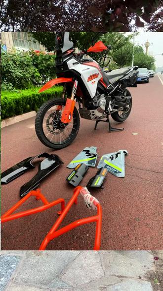 25年一手春风450MT|近1w满级改装毕业,心动谁懂啊! 蹲一台无倒无摔、0越野史的450MT真的太难了,这台还是25年的车个人一手 🚦
🧾 改装清单(总共小1个的心血):
· 车身:一套全新原车外壳 + 一套定制喷漆版画,2种风格自由切换
· 安全操控:雪狼两指离合、护手、风挡 + GSADV护杠 + Ryan底护板,非铺装路面多一道保障 刹车保护罩 等等
· 续航 & 舒适:雪狼副油箱+侧护板,长途少进几次加油站
· 细节拉满:Caken手把 + 全车瑞莫钛合金螺丝(大架除外)——细节控的终极执念 一颗螺丝十几到几十元,懂的知道这个细节花了多少
💡 一句话:买回去不用再添一毛钱,到手直接开溜。
骑行体验我自己觉得挺舒服,震动控制好,前段动力有拉扯感,过弯变线也很灵活。改装不仅是好看,刹车、离合这些直接影响到日常骑行手感,这台全给你安排明白了。
个人一手。#越野摩托车 #二手摩托车 #春风450mt#趁年轻骑越野,越玩越野