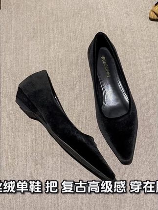 🔥【这双丝绒单鞋,把“复古高级感”穿在脚上了!】 谁能拒绝这双自带质感滤镜的丝绒单鞋啊! 黑棕两色都很绝,丝绒材质复古又显贵,尖头设计还特显脚瘦~坡跟版型走路稳当不累脚,不管是配连衣裙走优雅风,还是搭西装走干练风,都能让你美到犯规! 关键是上脚巨舒服,软底跟踩棉花似的,日常通勤穿它绝绝子~这波不冲真的亏! #丝绒单鞋 #复古穿搭 #高级感鞋子 #鞋控 #ootd