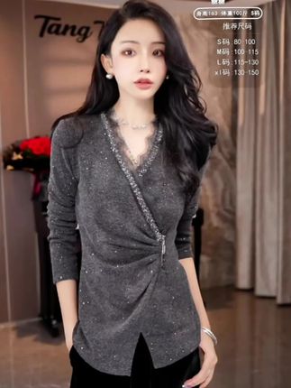 姐妹们,我终于找到一件能完美替代卫衣的早秋打底了!就是这件超级火爆的韩系新款百搭显瘦T恤,它可不是普通的T恤,独特的V领设计,不仅时尚感爆棚,还能轻松拉长颈部线条,让你秒变天鹅颈!而且它的版型非常宽松,就算肚子上有肉肉也能完美遮住,简直是微胖女生的福音!