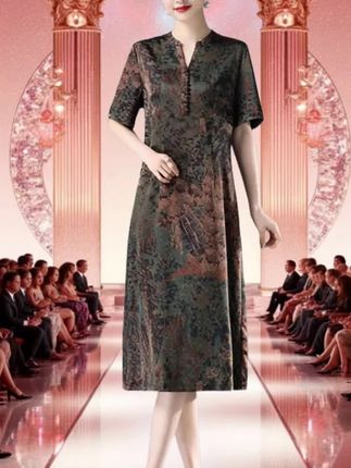 我这条裙子穿上后,让你瞬间年轻十岁。它就是香云纱连衣裙,桑蚕丝的面料,上身特别的柔软舒服,而且透气性也很好,夏天穿也不会闷热。它的垂坠感很强,看上去高端大气,喜欢的话就赶紧下单,库存不多,先抢先得。