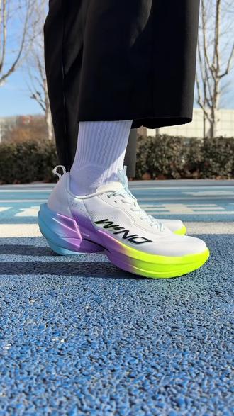 全面大升级⁉️强风4PRO实测反馈如何呢⁉️ 首先外观方面这双幻彩的配色颜值真的绝美啊,中底渐变处理上脚就是妥妥的显眼包!双密度中底上层巭PRO加下层超轻咻,给我的反馈非常不错,也是穿着实测跑了有快一周的时间了,感兴趣的兄弟们可以来看看哦~#跑鞋 #跑步 #运动 #学生党 #体育生