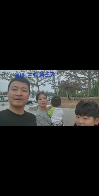 高速费167元!为绕开管制,从雷州收费站开启“陆地副本” 自驾海南 · Day3 的“意外”与“应变” 🚗
上午11:00,从肇庆的酒店从容出发。目标清晰:徐闻港,过海!
🛣️ 上午的按部就班:
1. 车岗服务区:加满油,+400元,为最后冲刺注入能量。
2. 潭水服务区:短暂休整,南方的风已经带着暖意。
⚠️ 下午的突发剧本:
顺利经过 遂溪服务区 后,导航突然一片飘红——前方交通管制,高速封闭了!
🔄 我们的操作:
果断就近从 雷州收费站 驶下高速,贡献路费 167元,跟着导航转战国道/省道,继续向港口前进。
旅行就是这样,计划永远赶不上变化。但谁说这不是一种体验呢?看到了不一样的风土,也为我们的渡海前传,加了一集陆地冒险番外篇。
🌊 当前状态:
无论高速还是国道,方向盘都坚定地指向 徐闻港。渡海决战,就在眼前!
#自驾海南 #旅行插曲 #雷州 #计划赶不上变化