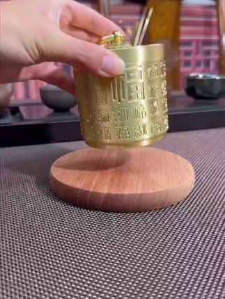 抽烟仪式感直接拉满!复古黄铜带盖烟灰缸,随手一拍都是氛围感大片!速冲!#实打实的装修界反骨仔 #烟灰缸