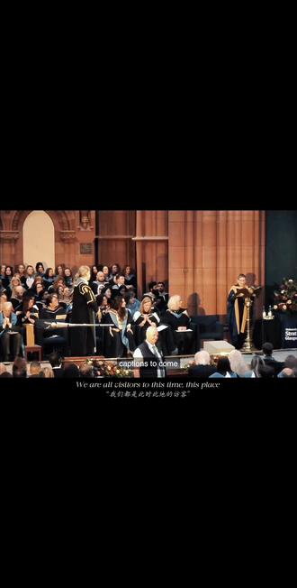 英国女王的独白太适合用在我的硕士毕业典礼上了。🎓 是的,我拿到了 Distinction(英国最高荣誉学位,优等毕业生)!同专业只有八人获得 Distinction,其中仅有两位是中国学生。我很庆幸,也很骄傲,自己是其中的第一。
我完美的毕业典礼。感谢父母一路的托举,感谢导师在我所热爱的研究领域中给予的悉心指导与鼓励,也感谢那个始终勇敢、从未放弃的自己。
在我国,研究生比例不足 2%。
而当有人轻描淡写地说一句“英国研究生是水硕”“研究生烂大街”时,
他们看不见那些在异国他乡摸索前行的夜晚,
看不见我们为走到今天,曾绕过多少弯路,失去了多少珍贵的东西,只为了有一天能以黑发黄皮肤的身份,自豪地穿上这身硕士服。
想起刚出国时,写给自己的那句话:
“Find a path that lights up your own way,and in doing so,lights the way for others ”
愿每一位在求学路上的人,都能前途光明、灿烂盛放。
来自东方的玫瑰,终将绽放在世界的每一个角落。
#研究生 #distinction #留学 #毕业典礼 #英国