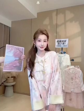 婷婷is me的宝藏穿搭:《蜜雪冰城》樱花设计撞色国风套装好好看!#重工刺绣 #仙女穿搭 #小个子穿搭#显瘦穿搭#新中式穿搭